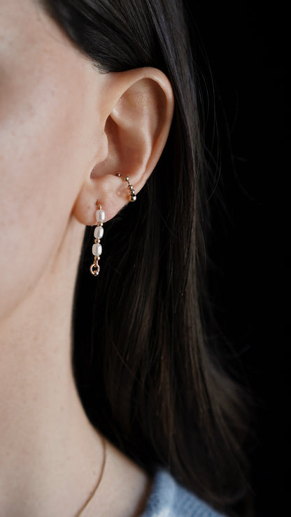 Boucles d'oreilles minimalistes en fil plaqué or  et nacres
