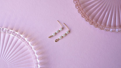 Boucles d'oreilles minimalistes en fil plaqué or et nacre